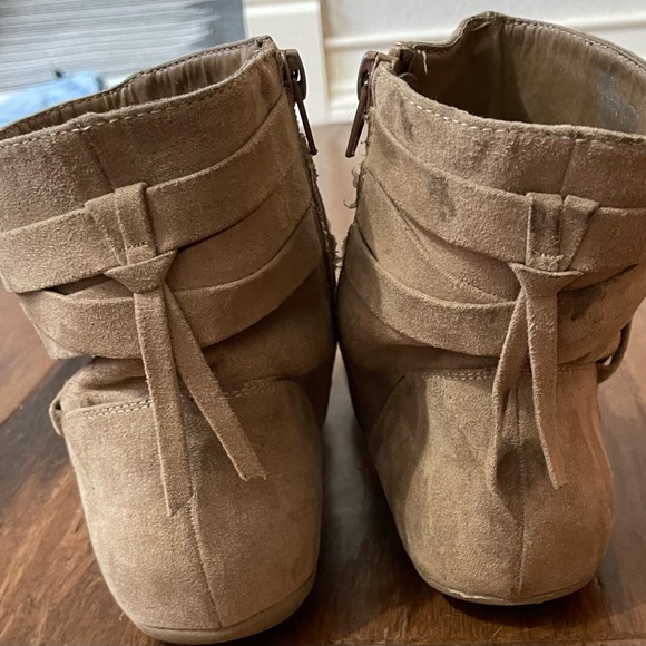 JustFab booties woman’s size 5 brown used in good condition. - Picture 2 of 2